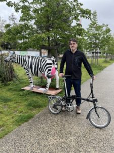 Gilles Brossier devant son vélo qu'il va pouvoir réparer tout seul désormais