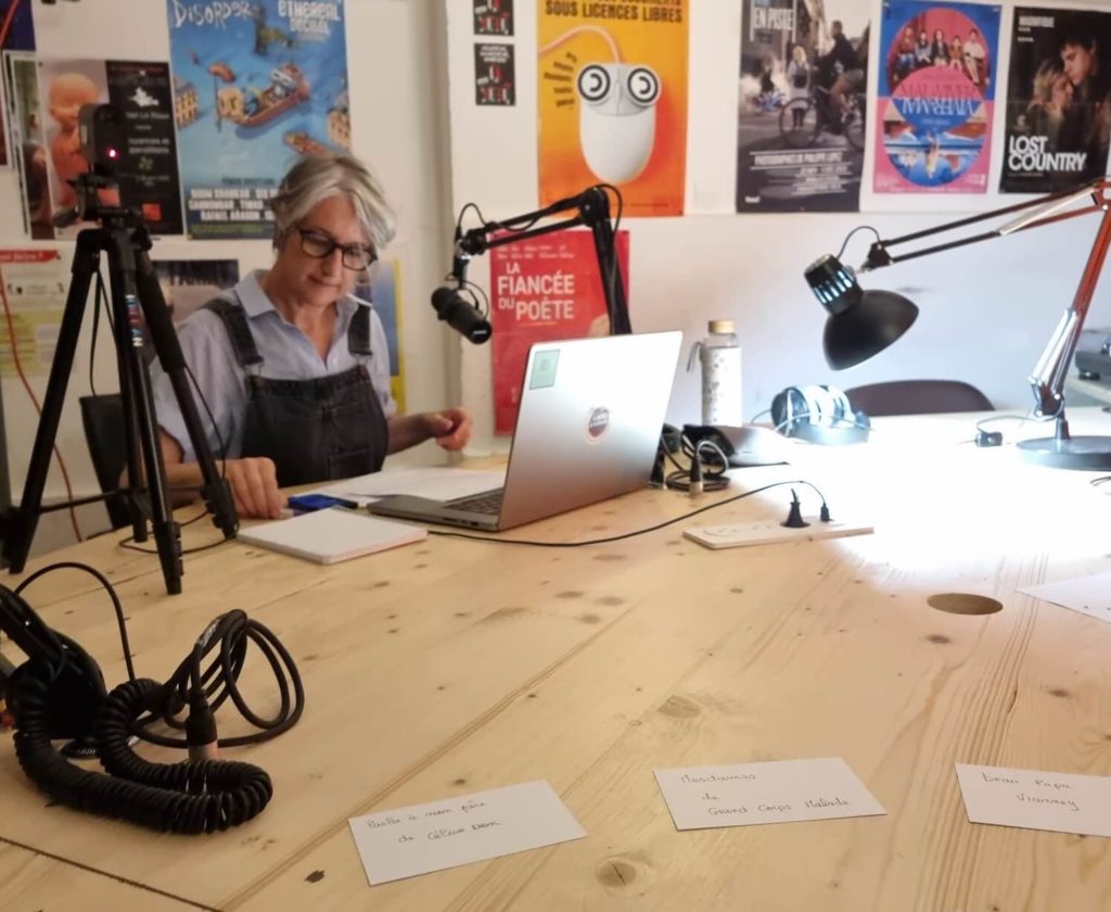 Photo du plateau de production vue depuis l'invitée avec les cartons de musique.