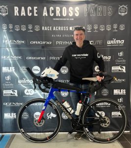 Jean-Michel Bayle au départ de la Race Across France devant sa monture, un Cannondale SuperSix Evo