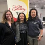 Emmanuelle, Céline et Florence debout devant un kakemo sur lequel est inscrit « Cause Commune 93.1 FM, la voix des possibles »