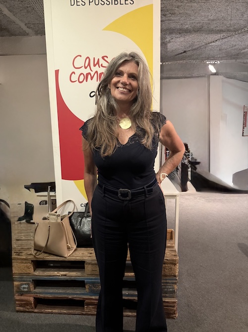 Anne Brusson en photo devant l'affiche de la radio