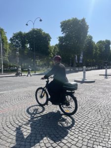 prêtre en soutane croisé au hasard dans Paris