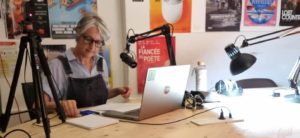 Photo de Julie sur la plateau de production