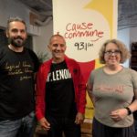 Fred, Sam Berrandou, Magali devant le kakemono Cause Commune