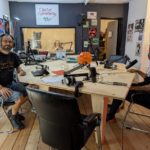 De gauche à droite : Fred, Magali et Sam Berrandou autour de la table du studio.