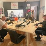 Photo de Mehdi (sur la gauche) et Bogdan, assis dans le studio.