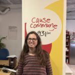 Elsa Pottier devant le kakemono Cause Commune 93.1 FM