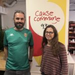 Elsa Pottier et Fred devant le kakemono Cause Commune 93.1 FM