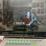 Elsa Pottier et Fred devant les micros du studio